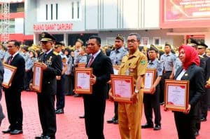 Karena Bantu Kapal Patroli, Ansar Ahmad Diganjar Penghargaan oleh Menteri Yasona