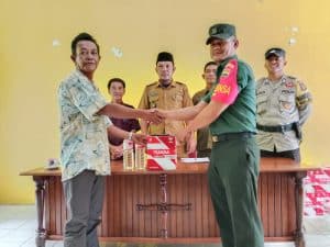 Tingkatkan Produktifitas Nelayan, Pemdes Mampok Serahkan Bantuan 23 Unit Baterai Lampu