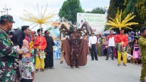 HUT RI ke 78 , Pawai Budaya dan Pembangunan di Gunung Kijang Berjalan Meriah