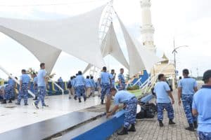 Hari Jadi ke-21 Kepri, Personel Lanud RHF Bersih-Bersih di Sepanjang Jembatan HM. Sani Tanjungpinang