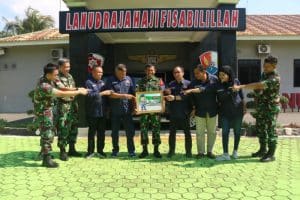 Bentuk Apresiasi, PWI Kepri Hadiahi Karikatur Kolonel Pnb Andi Nur Abadi Disamping Hawk 200