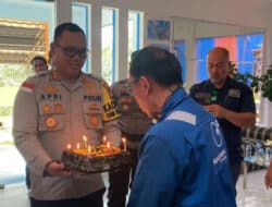 May Day 2024, Kapolres Anambas Berikan Kue Ulang Tahun kepada Buruh di Anambas