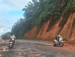 Jalan Berlubang, Pengendara Motor Kerap Jatuh di Lintas Timur