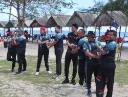 Bangun Semangat Kerja, Lapas Narkotika Gelar Outbound Bersama DWP di Pantai