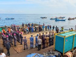 Aparat dan Warga Kibarkan Sang Saka Merah Putih di Perbatasan Pulau Karang Singa