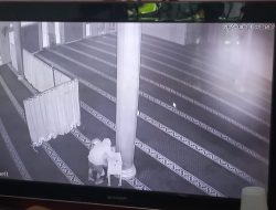 Aksi Dua Maling Bobol Kotak Infak di Masjid Kampung Kolam Terekam CCTV