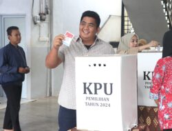 Bupati Roby Penuhi Hak Pilihnya di TPS 038 Kelurahan Kijang Kota