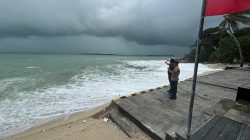 Buaya Muncul di Pesisir Pantai Teluk Bakau, Polisi Himbau Warga Waspada