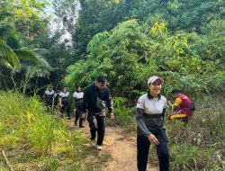 Jaga Kebugaran Tubuh, Kapolres Yunita bersama Anggota Mendaki Gunung Lengkuas