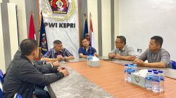 Diskusi ringan antara Sekretaris PWI Kepri Amril dengan Personel Direktorat Intelkam Polda Kepri yang dipimpin Iptu Mashuri di Kantor PWI Kepri Kota Tanjungpinang, Senin 17 Maret 2025. foto Humas PWI Kepri