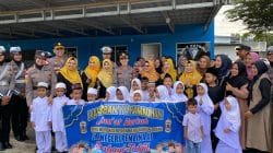 Didik Anak untuk Berbagi, Kapolres Bintan Berikan Takjil kepada Anak-anak